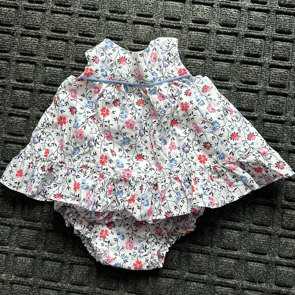 Gap 12-18m dainty floral ruffle top and diaper cover set EUC never worn